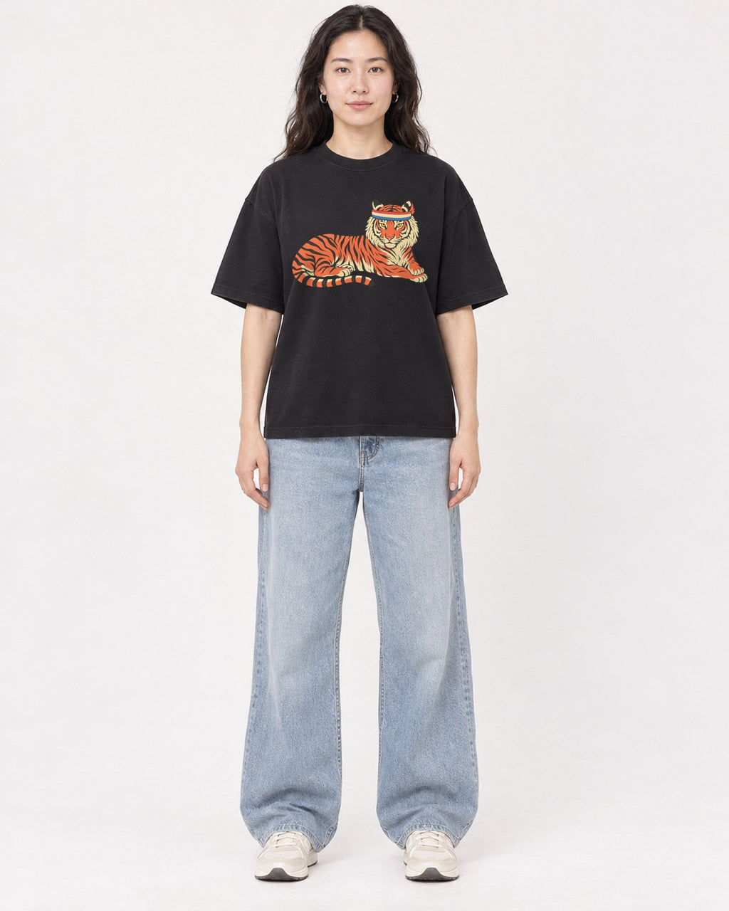 Mockup Boxy Heavyweight Tee Black female full-body 03