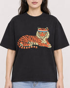 Mockup Boxy Heavyweight Tee Black female close-up 03
