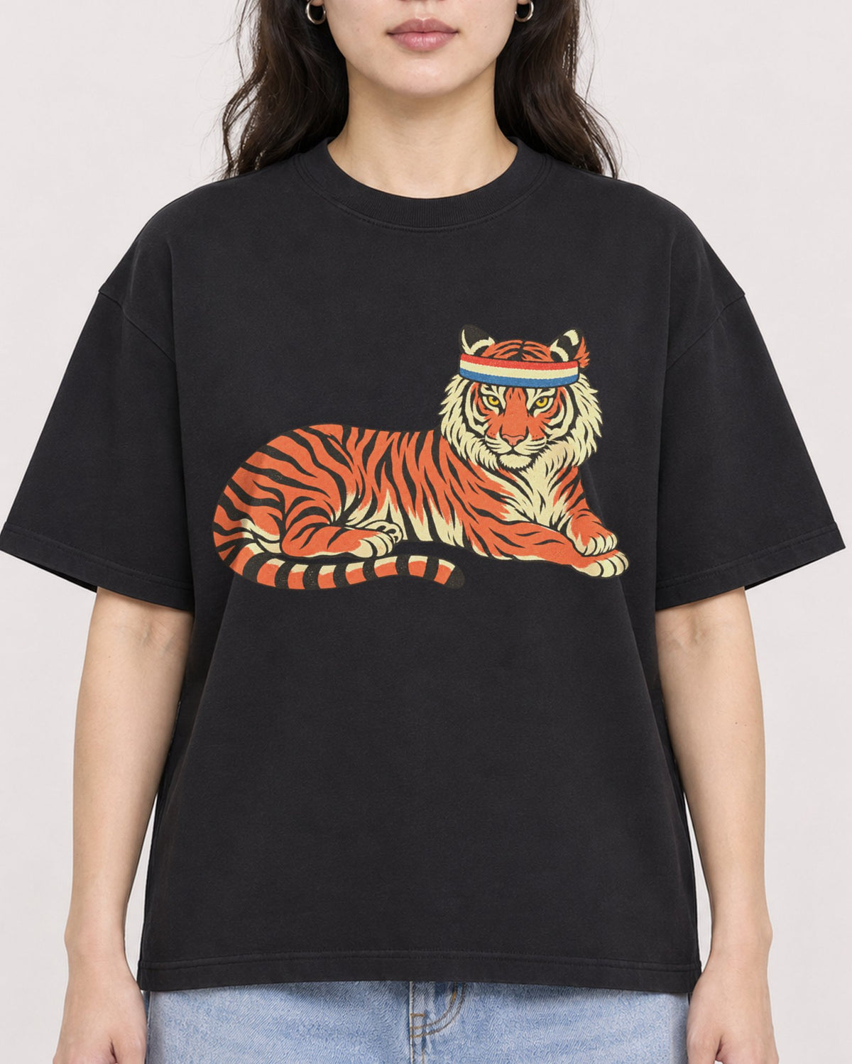 Mockup Boxy Heavyweight Tee Black female close-up 03