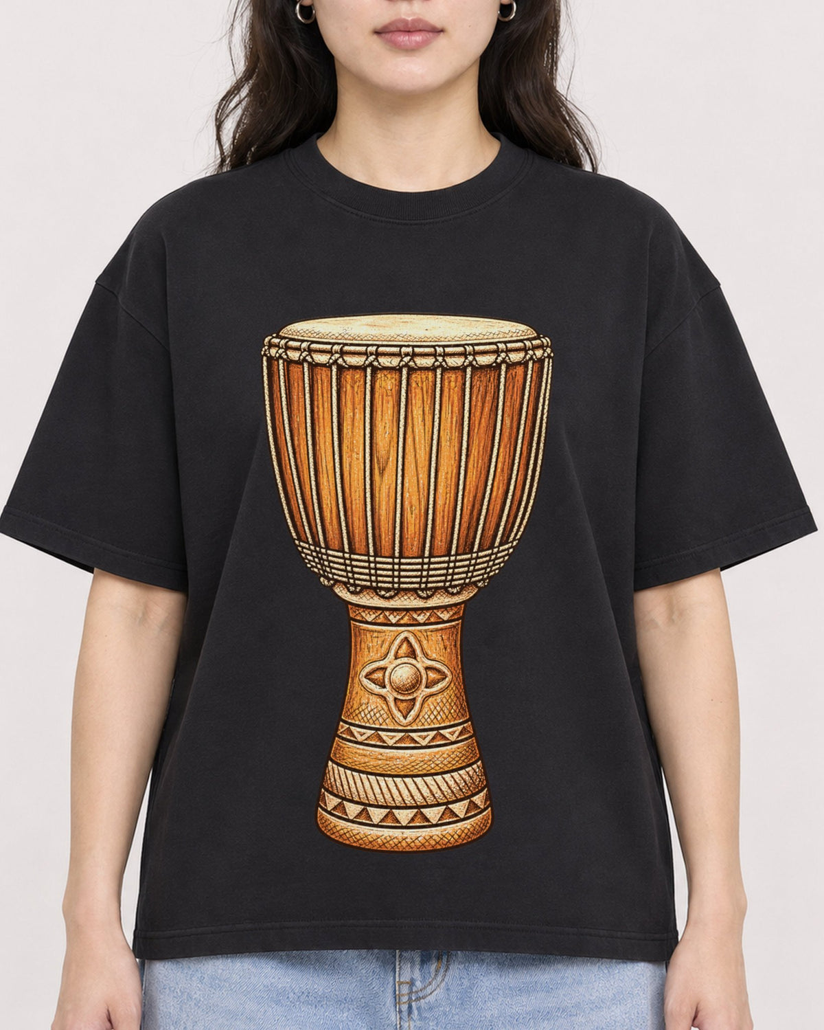 Mockup Boxy Heavyweight Tee Black female close-up 03