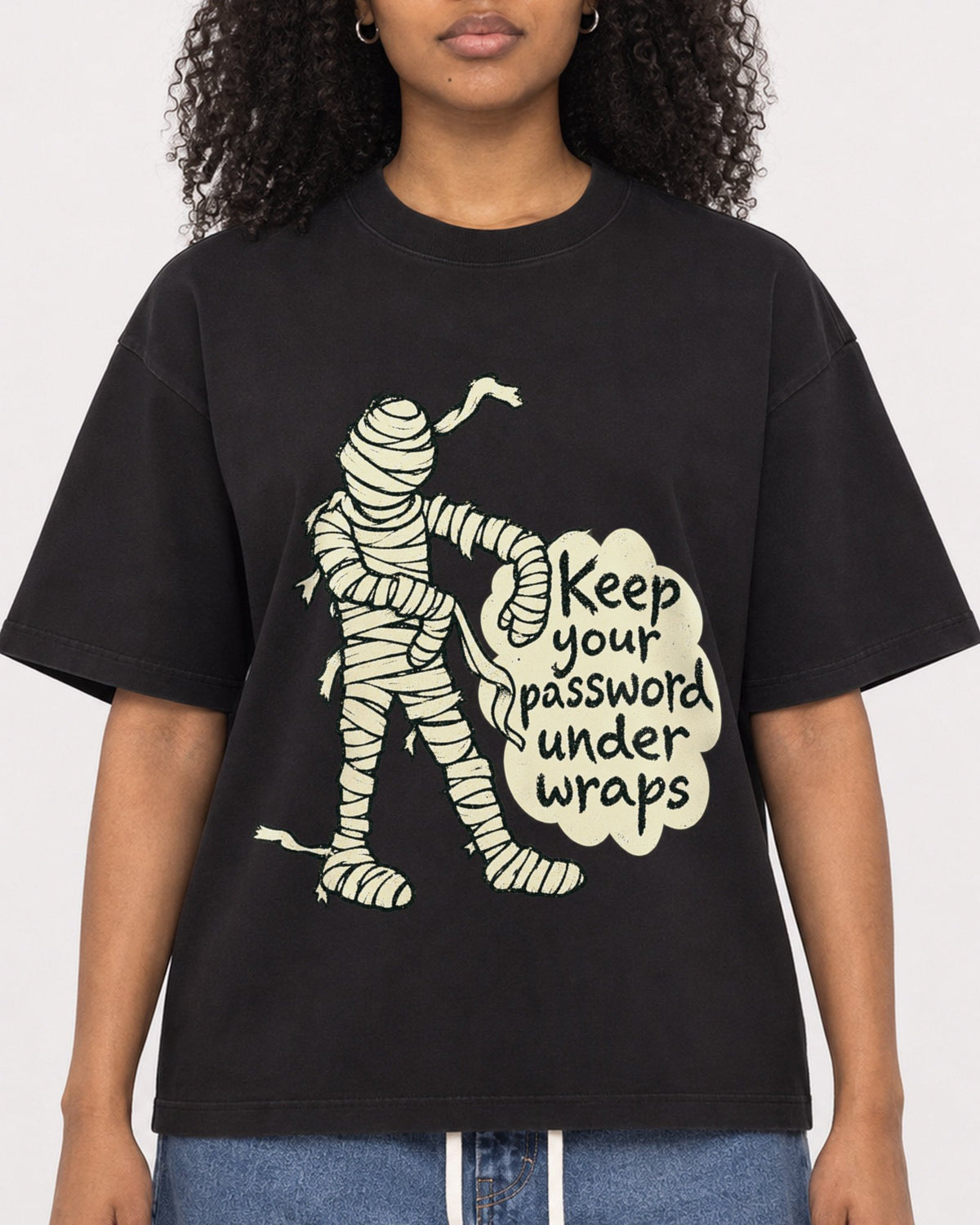 Mockup Boxy Heavyweight Tee Black female close-up 05