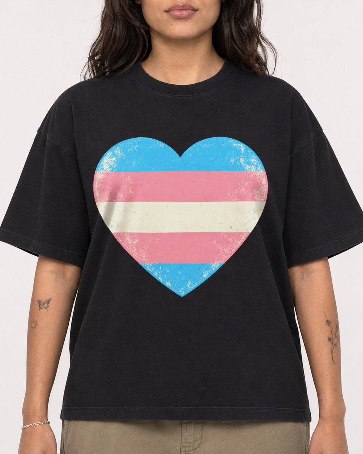 Mockup Boxy Heavyweight Tee Black female close-up 06