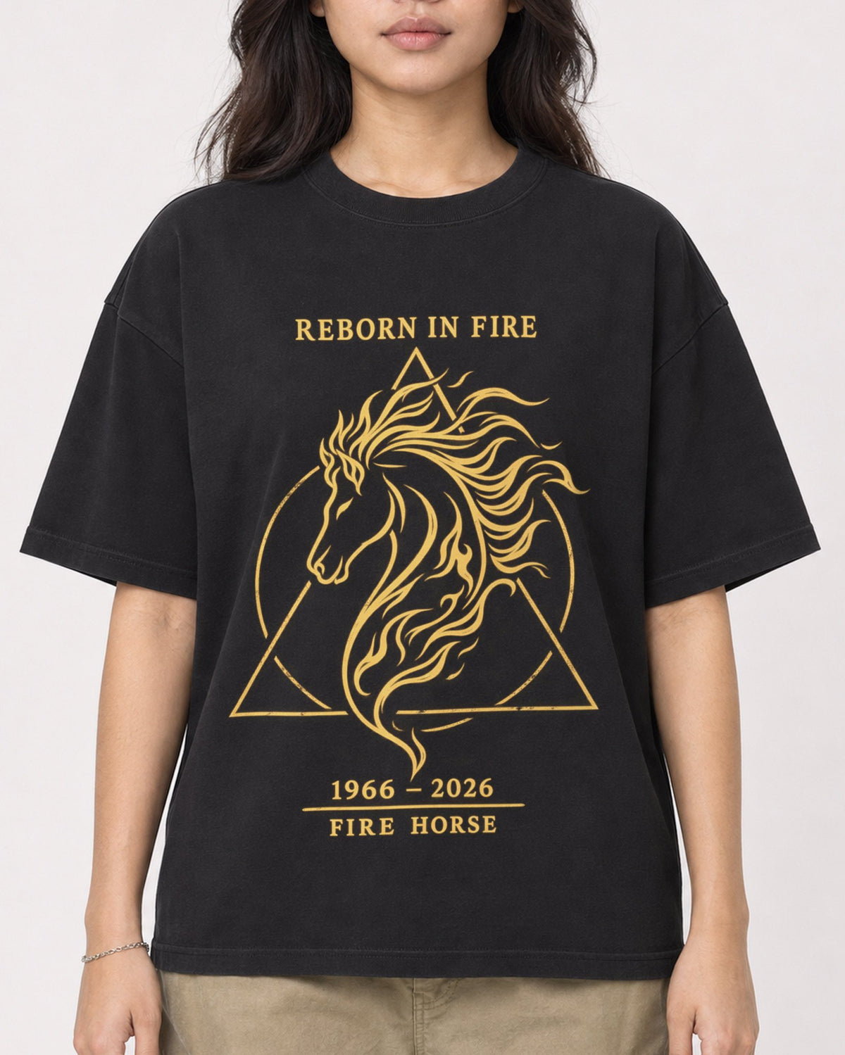 Mockup Boxy Heavyweight Tee Black female close-up 02