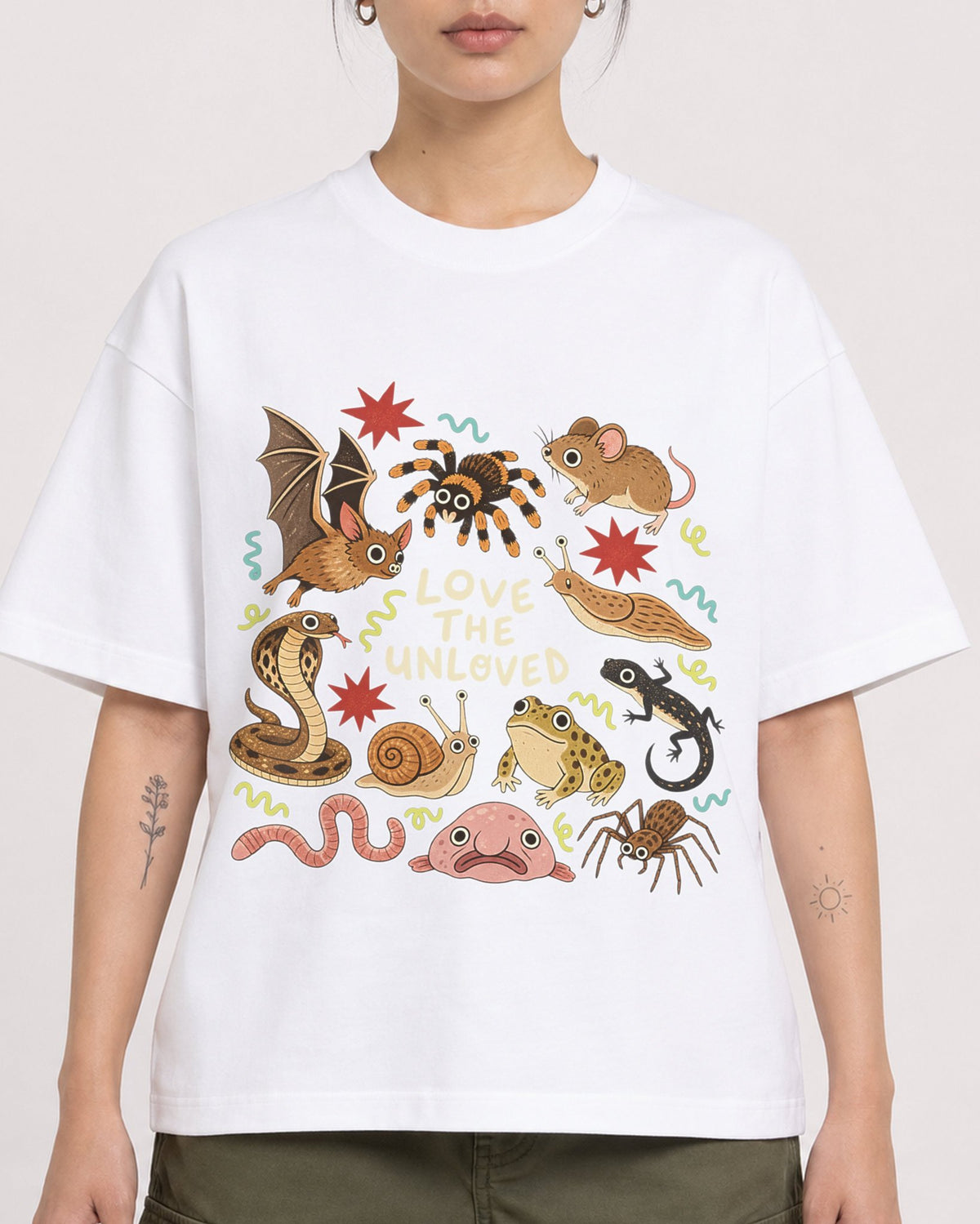 Mockup Boxy Heavyweight Tee White female close-up 12