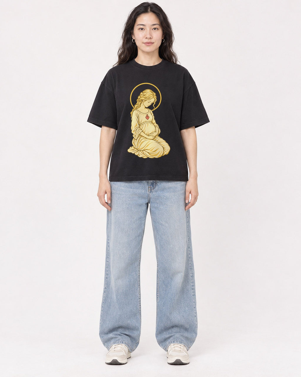Mockup Boxy Heavyweight Tee Black female full-body 03