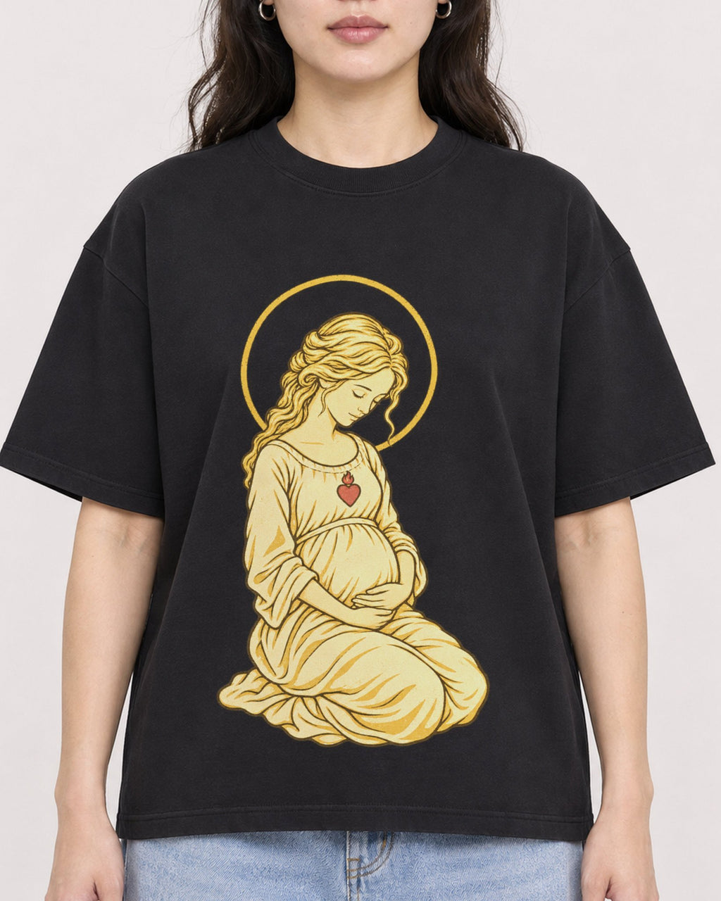 Mockup Boxy Heavyweight Tee Black female close-up 03