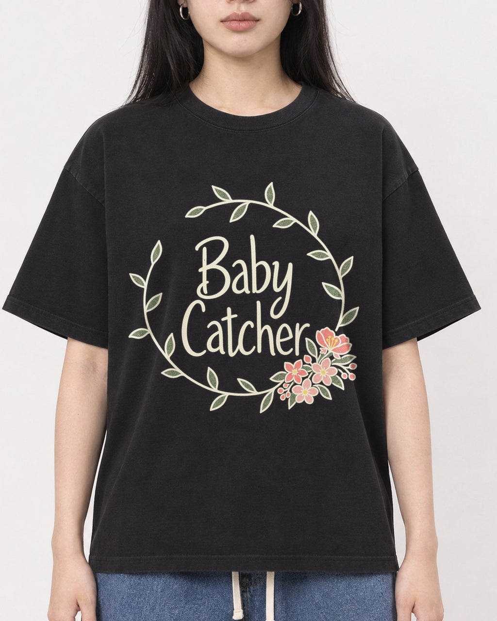 Mockup Boxy Heavyweight Tee Black female close-up 01