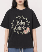 Mockup Boxy Heavyweight Tee Black female close-up 01