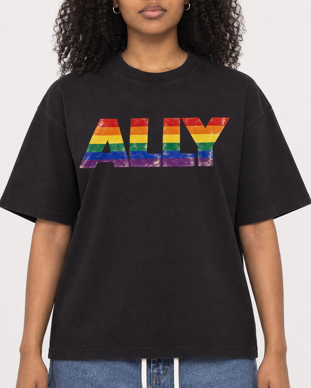 Mockup Boxy Heavyweight Tee Black female close-up 05