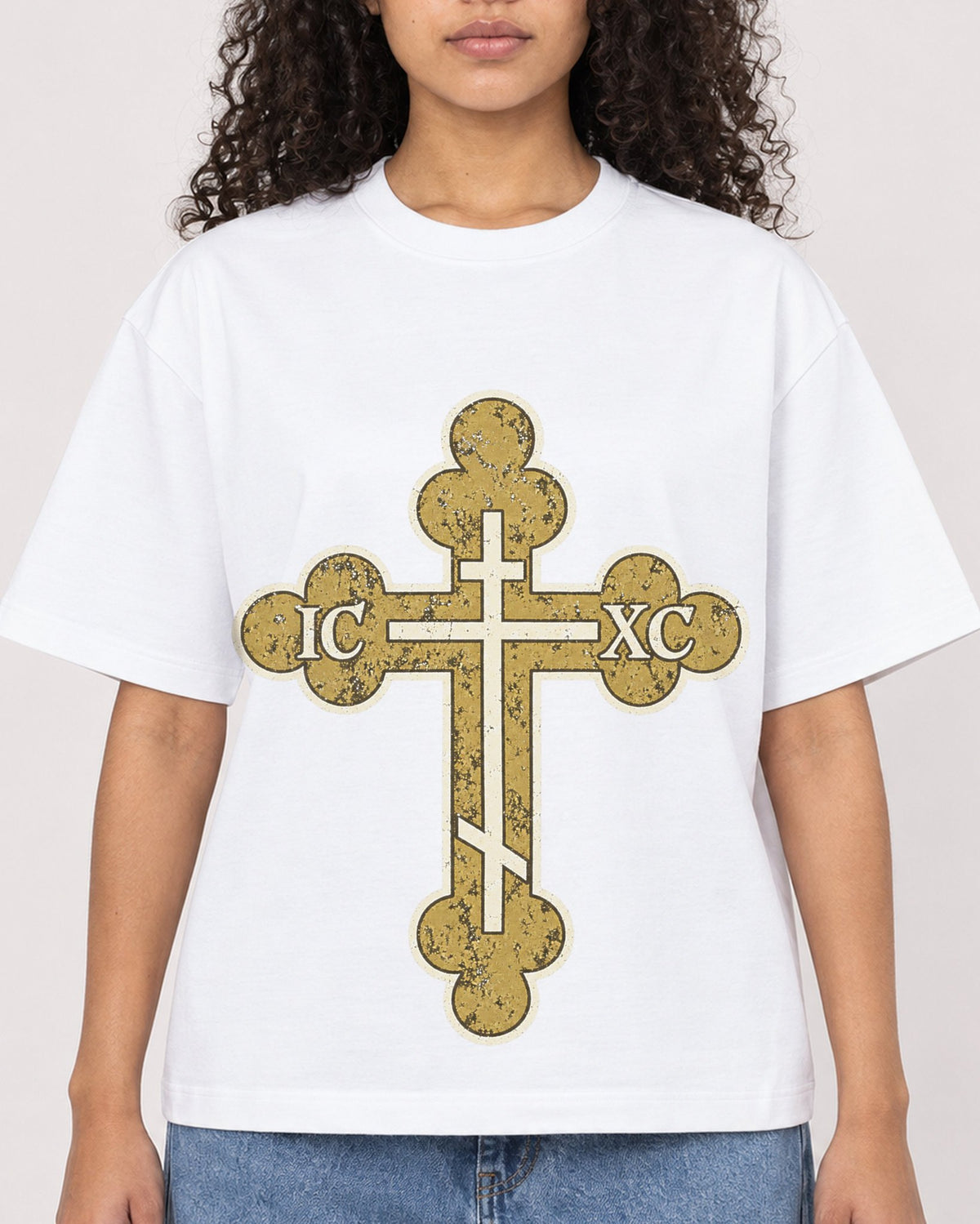 Mockup Boxy Heavyweight Tee White female close-up 10
