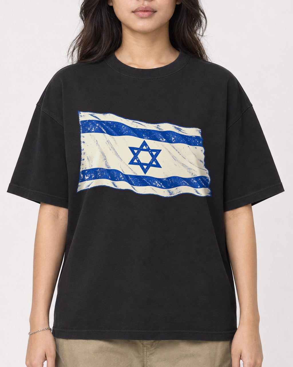Mockup Boxy Heavyweight Tee Black female close-up 02