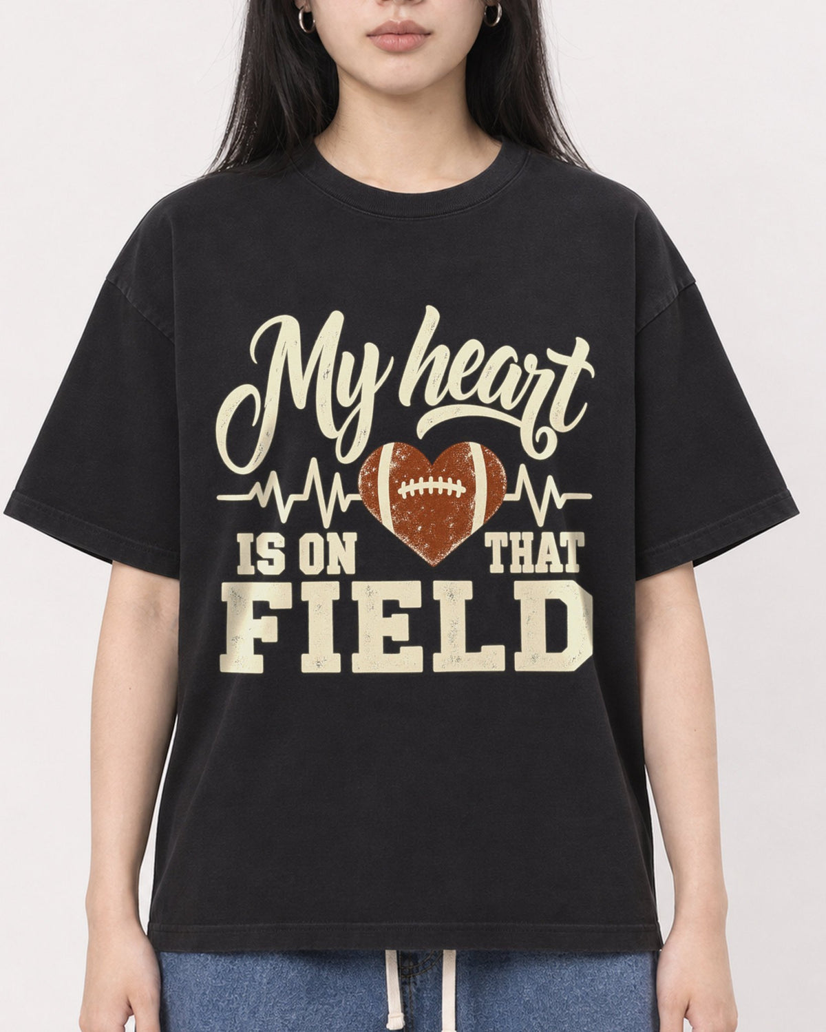 Mockup Boxy Heavyweight Tee Black female close-up 01