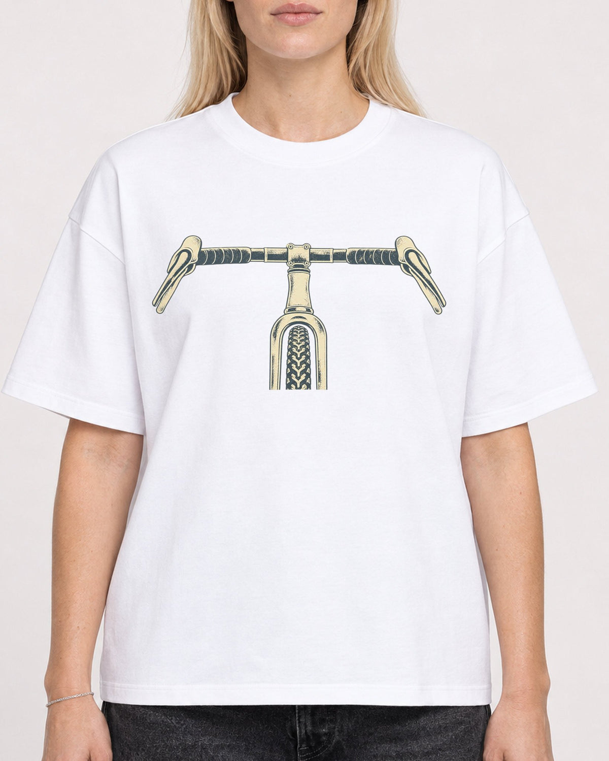 Mockup Boxy Heavyweight Tee White female close-up 08