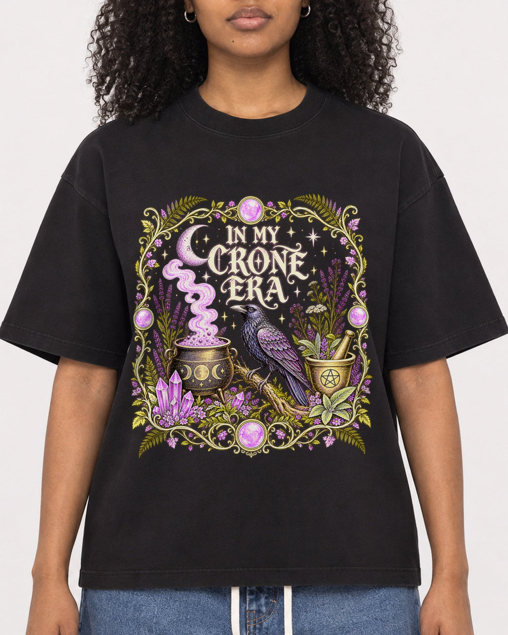 Mockup Boxy Heavyweight Tee Black female close-up 05