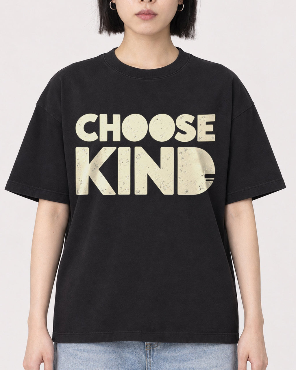 Mockup Boxy Heavyweight Tee Black female close-up 11