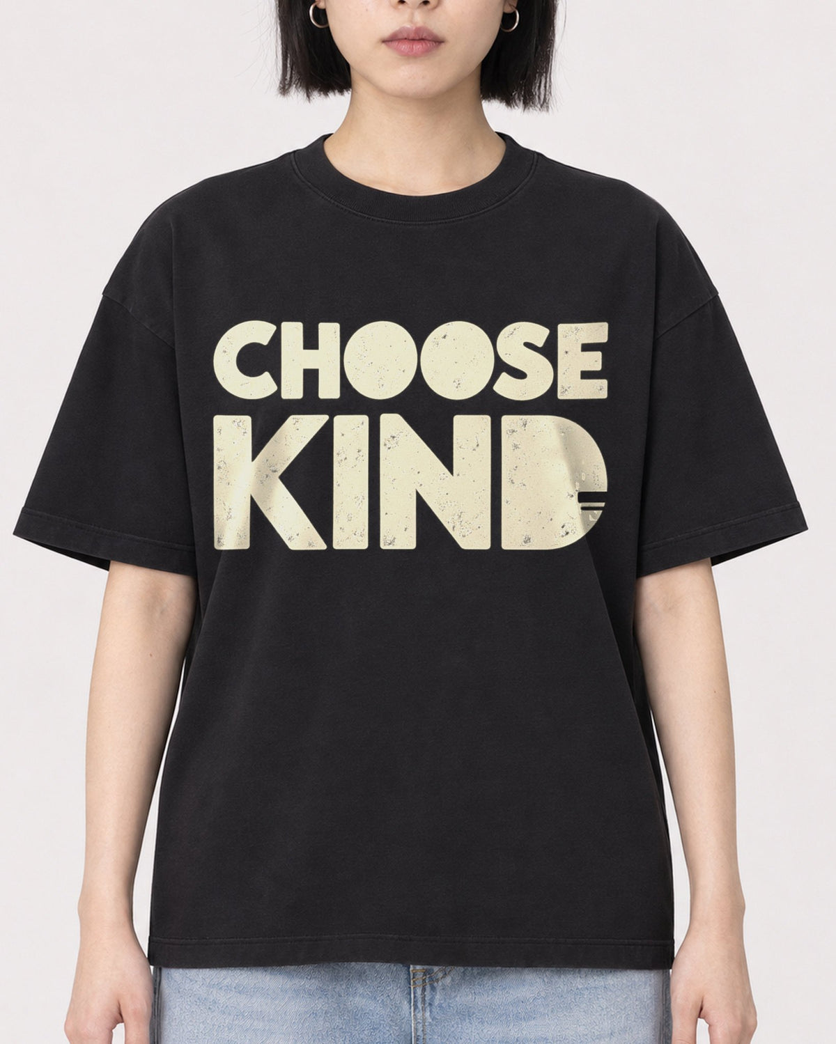 Mockup Boxy Heavyweight Tee Black female close-up 11