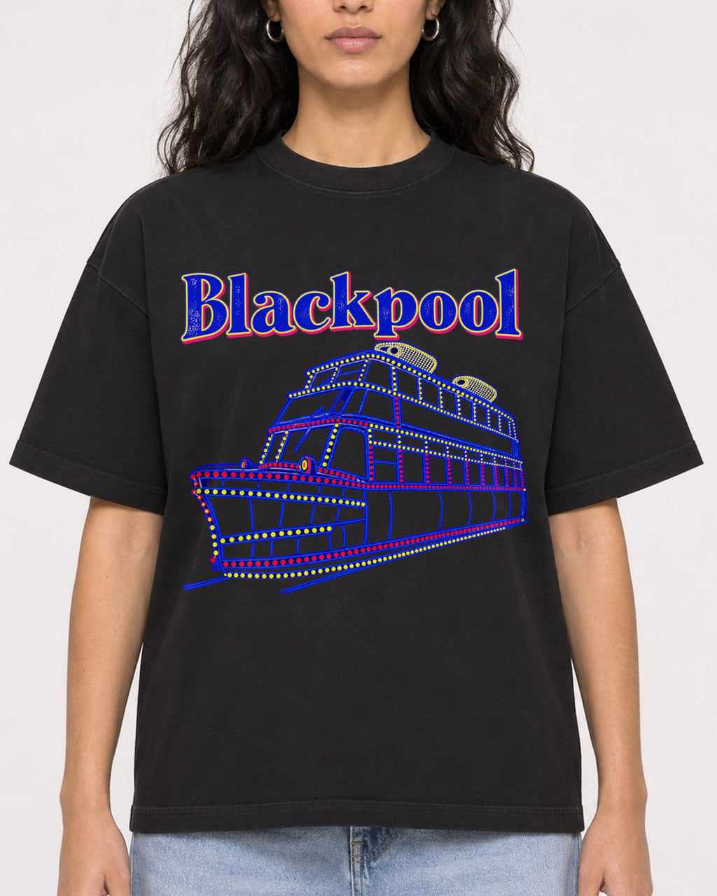 Mockup Boxy Heavyweight Tee Black female close-up 07