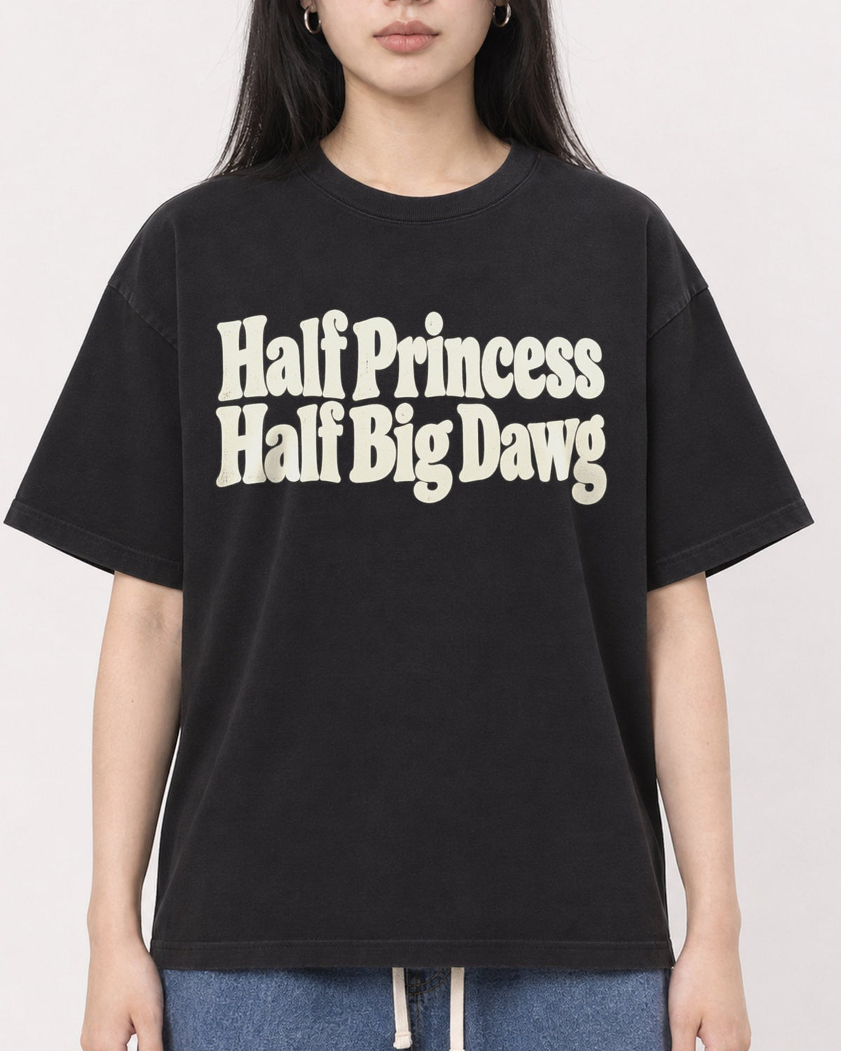 Mockup Boxy Heavyweight Tee Black female close-up 01