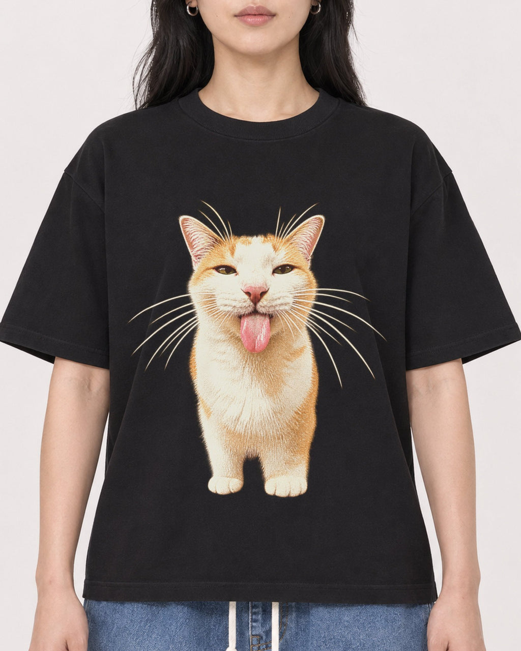 Mockup Boxy Heavyweight Tee Black female close-up 13