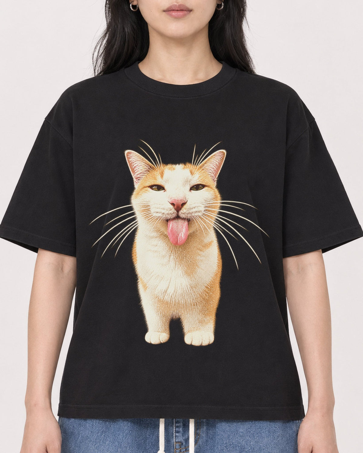 Mockup Boxy Heavyweight Tee Black female close-up 13