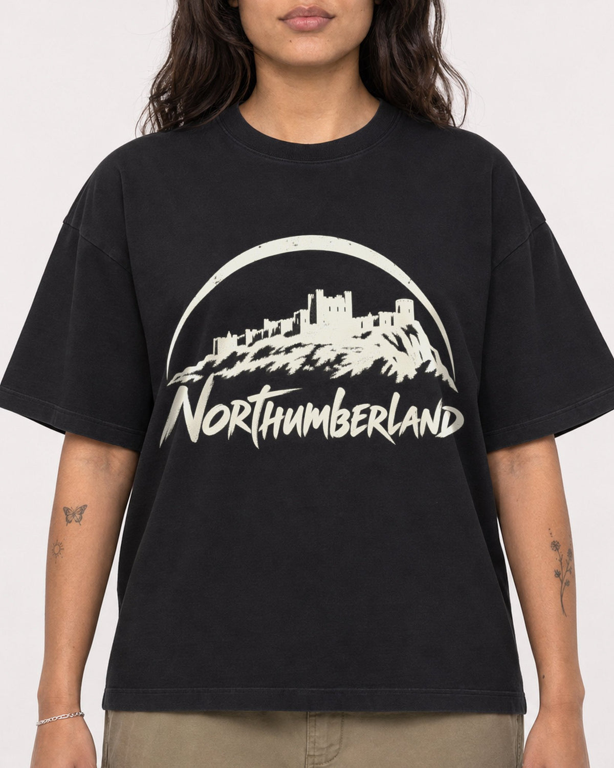Mockup Boxy Heavyweight Tee Black female close-up 06