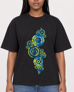 Mockup Boxy Heavyweight Tee Black female close-up 04