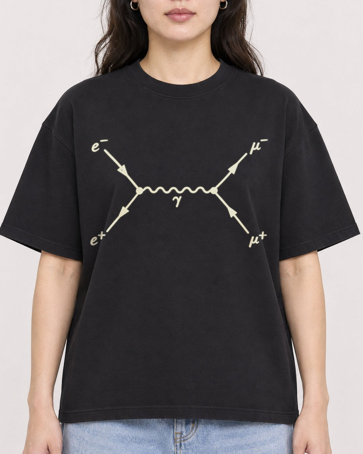Mockup Boxy Heavyweight Tee Black female close-up 03