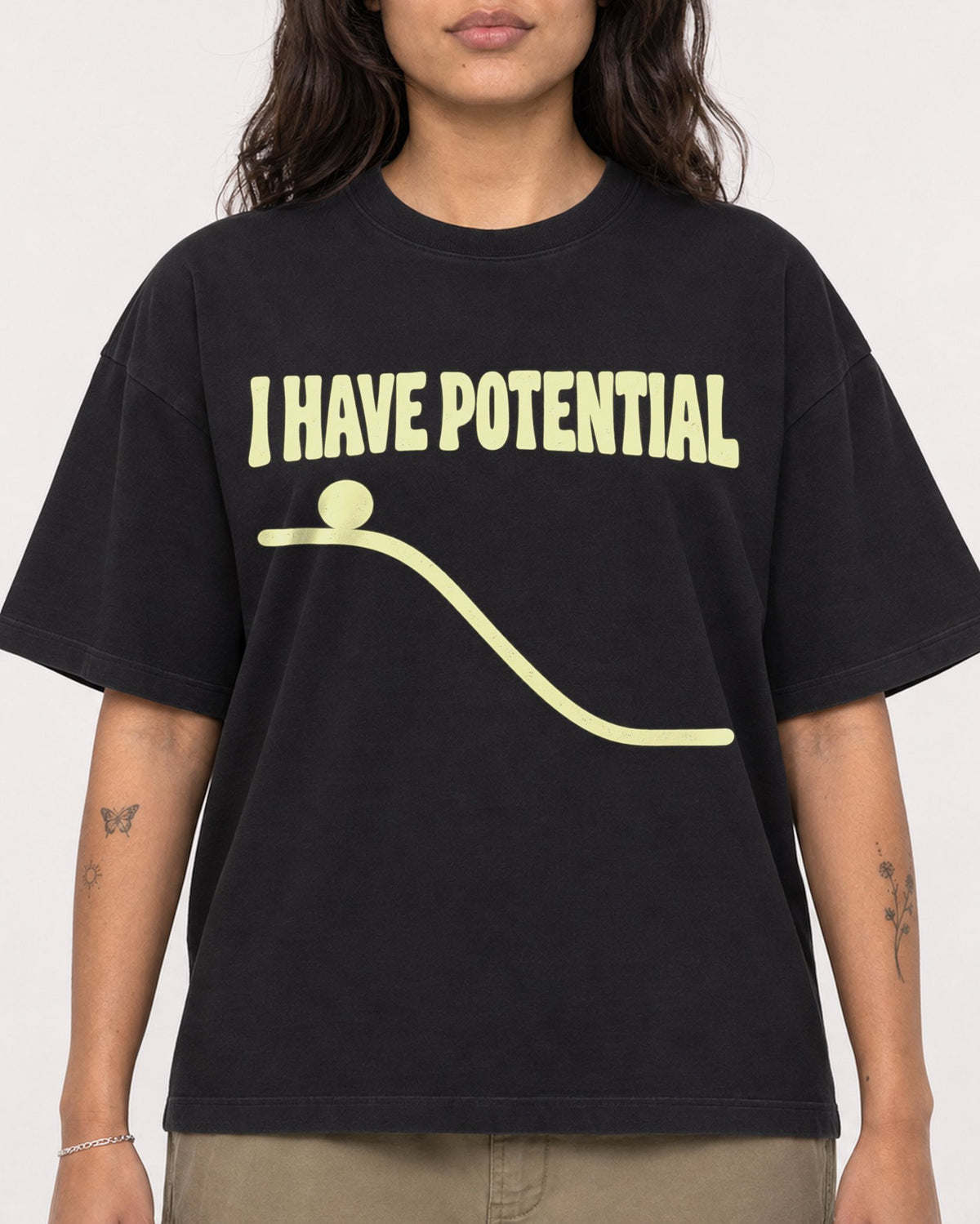 Mockup Boxy Heavyweight Tee Black female close-up 06