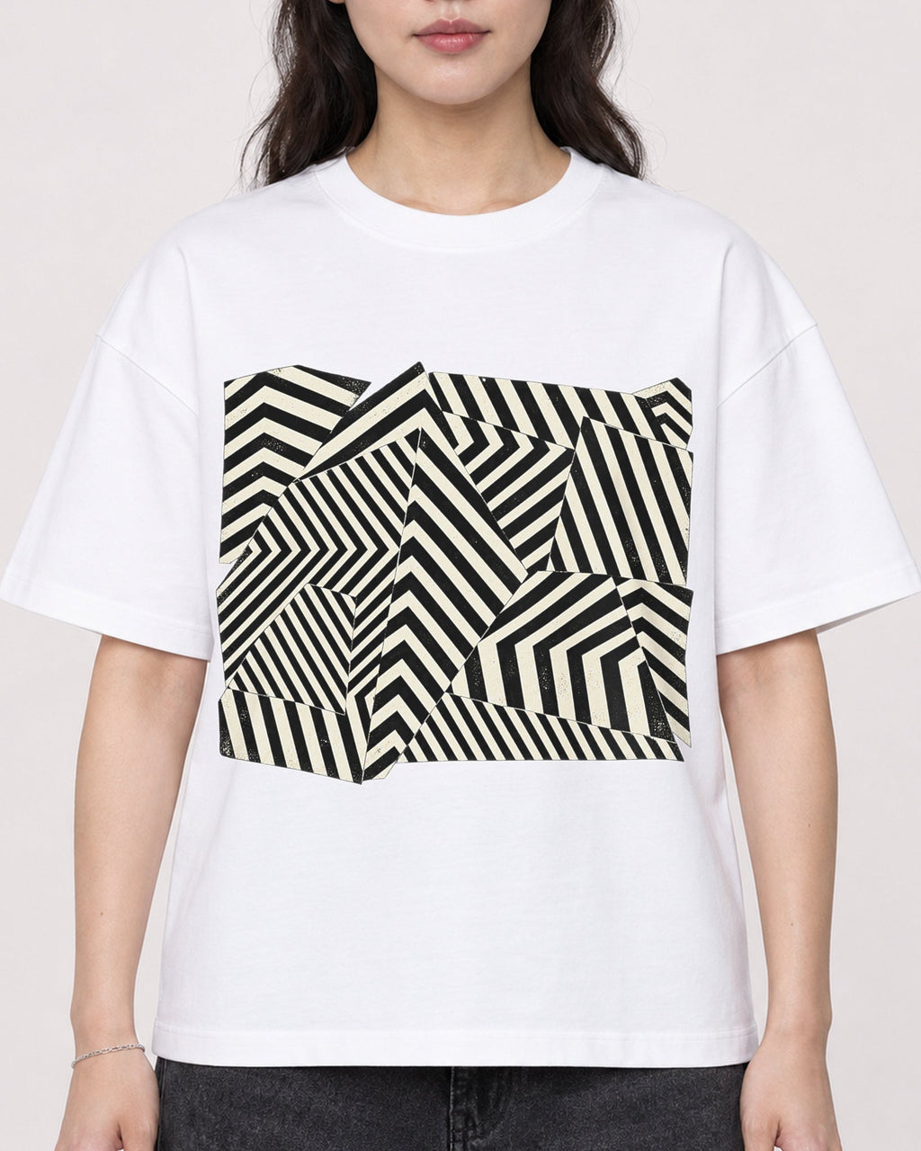 Mockup Boxy Heavyweight Tee White female close-up 03