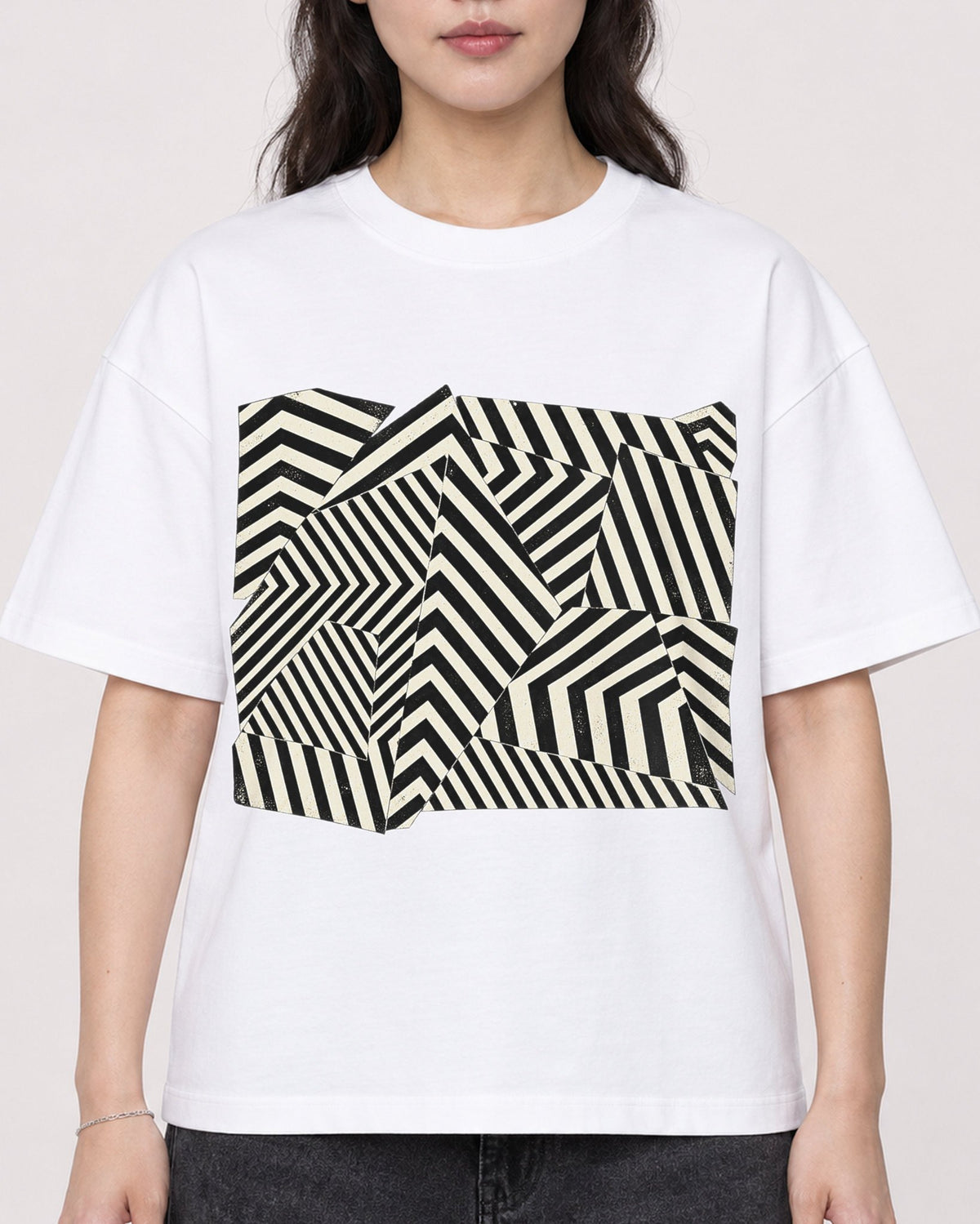 Mockup Boxy Heavyweight Tee White female close-up 03