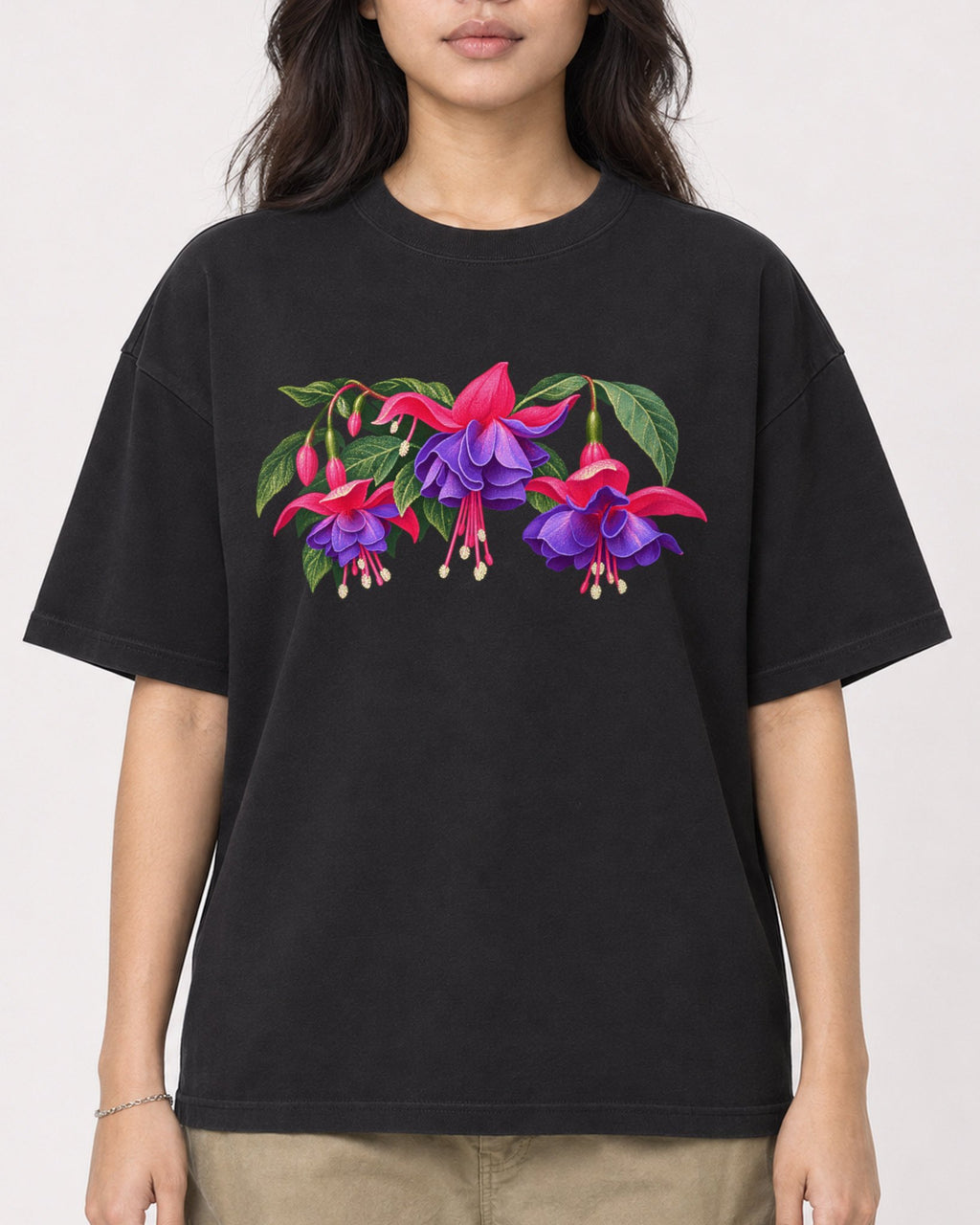 Mockup Boxy Heavyweight Tee Black female close-up 02