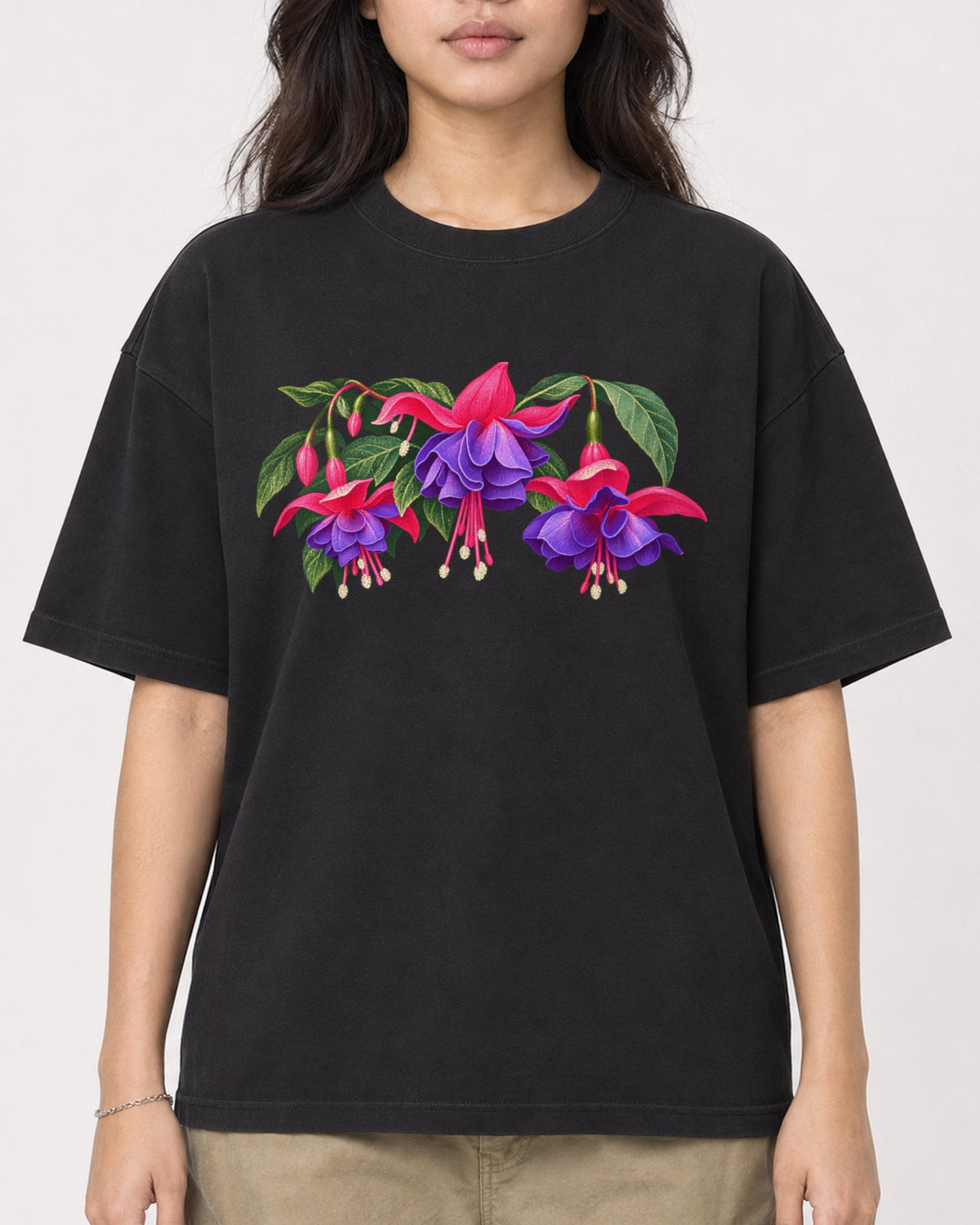 Mockup Boxy Heavyweight Tee Black female close-up 02