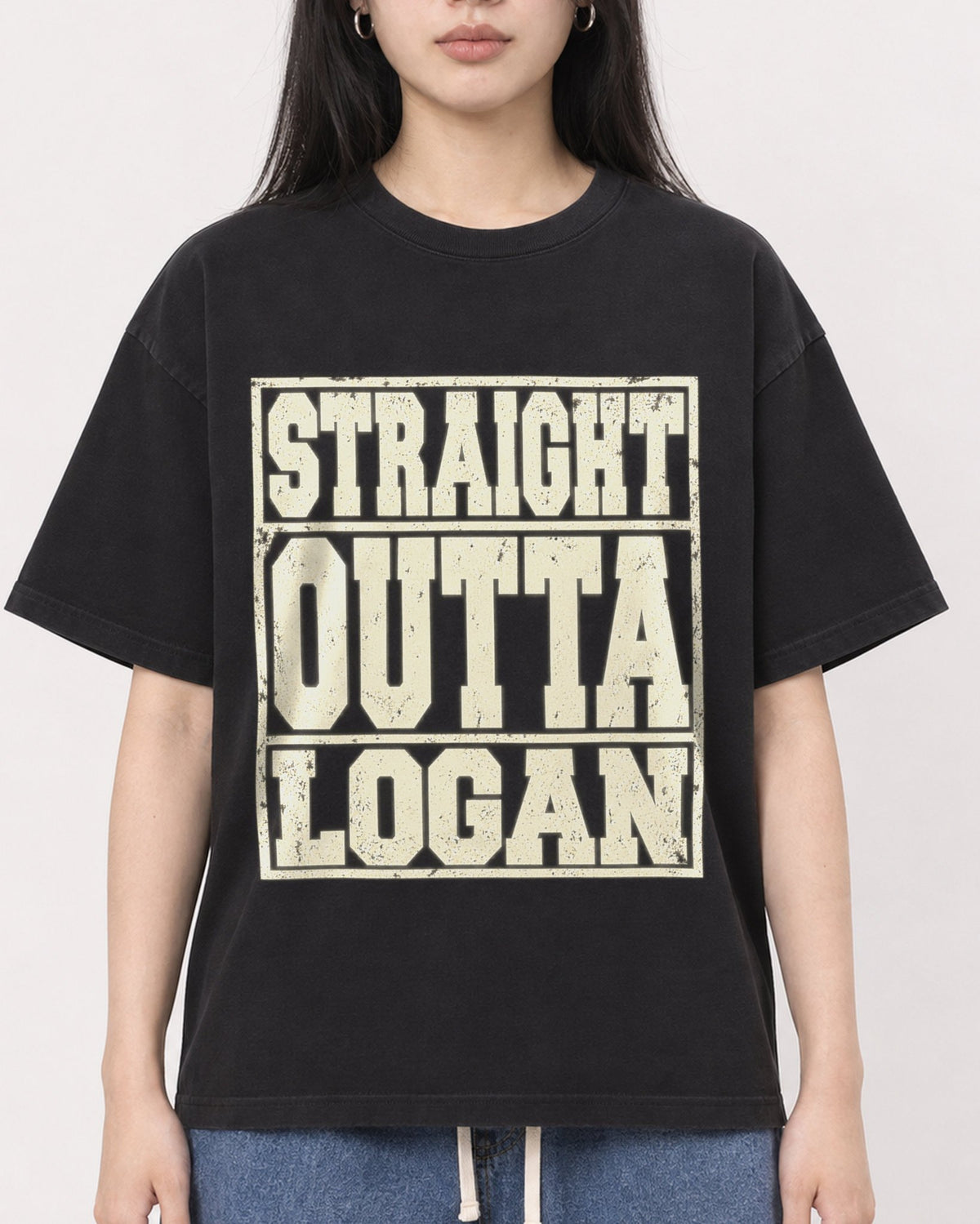 Mockup Boxy Heavyweight Tee Black female close-up 01