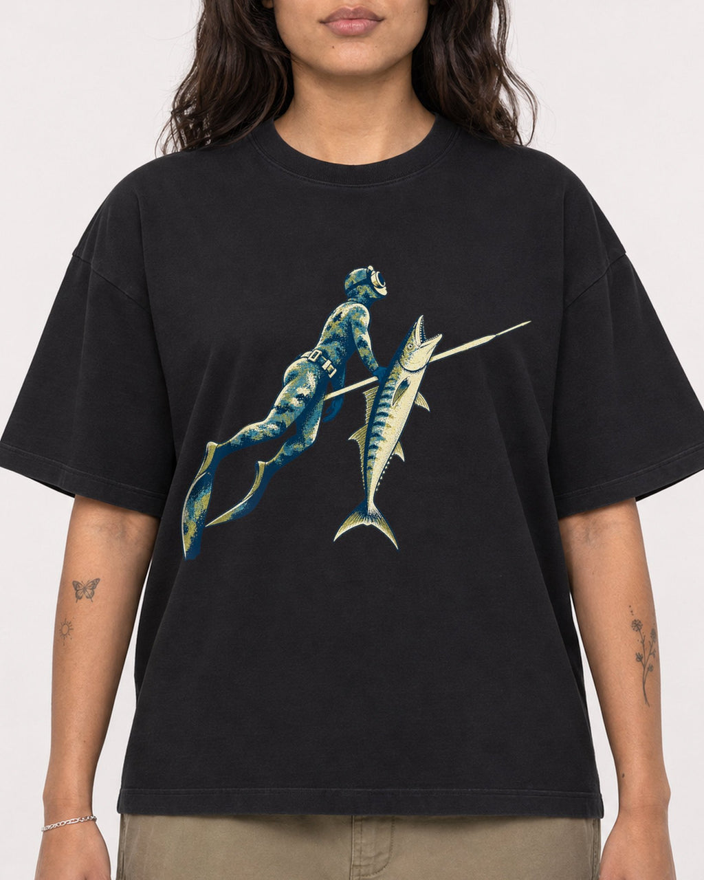 Mockup Boxy Heavyweight Tee Black female close-up 06