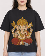 Mockup Boxy Heavyweight Tee Black female close-up 03