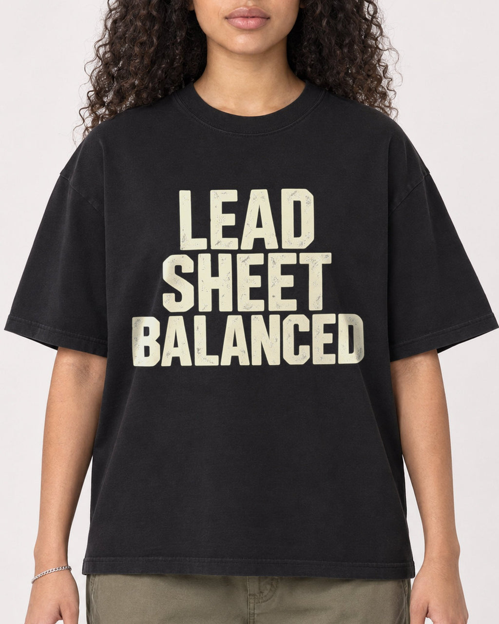 Mockup Boxy Heavyweight Tee Black female close-up 10