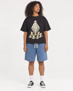 Mockup Boxy Heavyweight Tee Black female full-body 05
