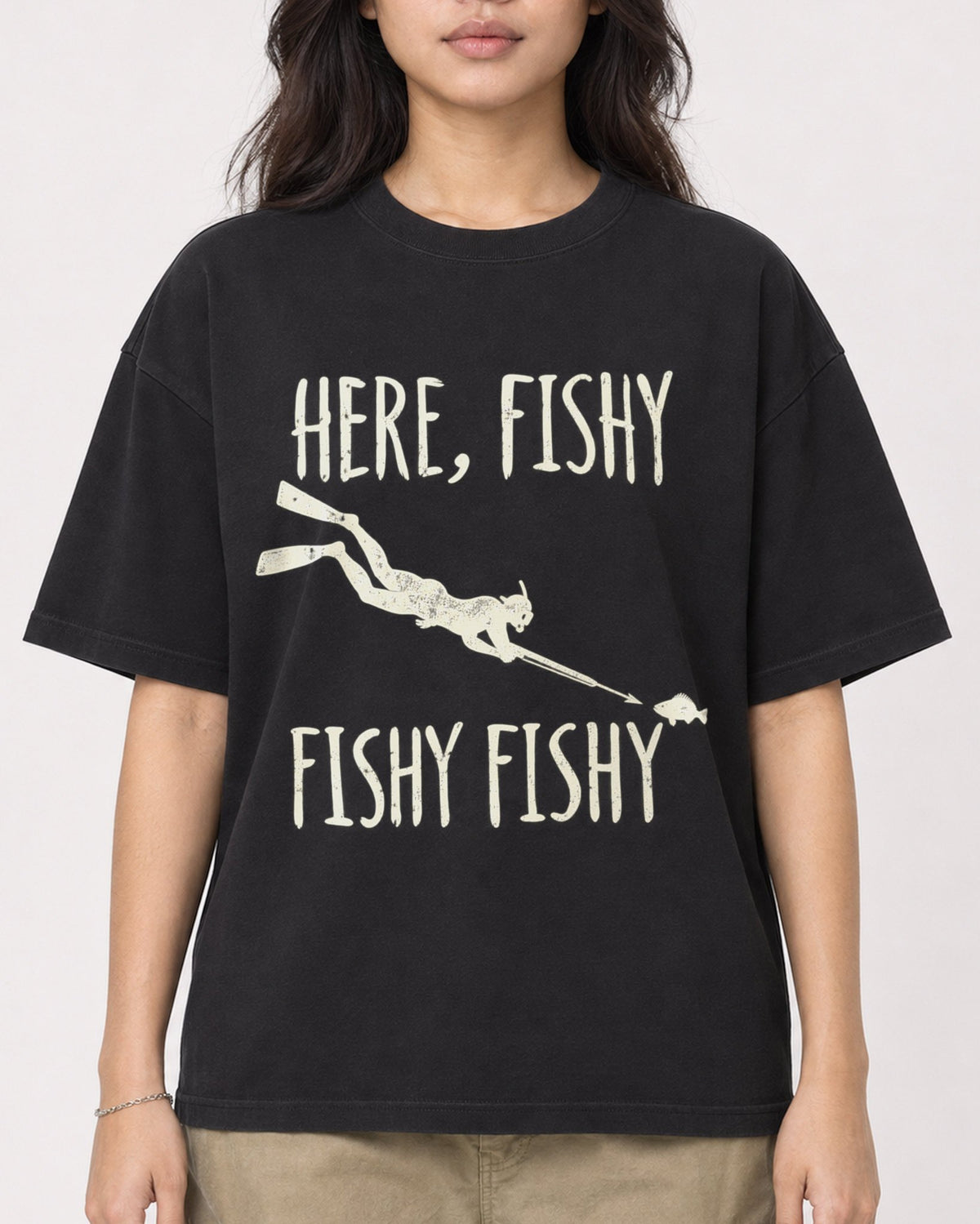Mockup Boxy Heavyweight Tee Black female close-up 02