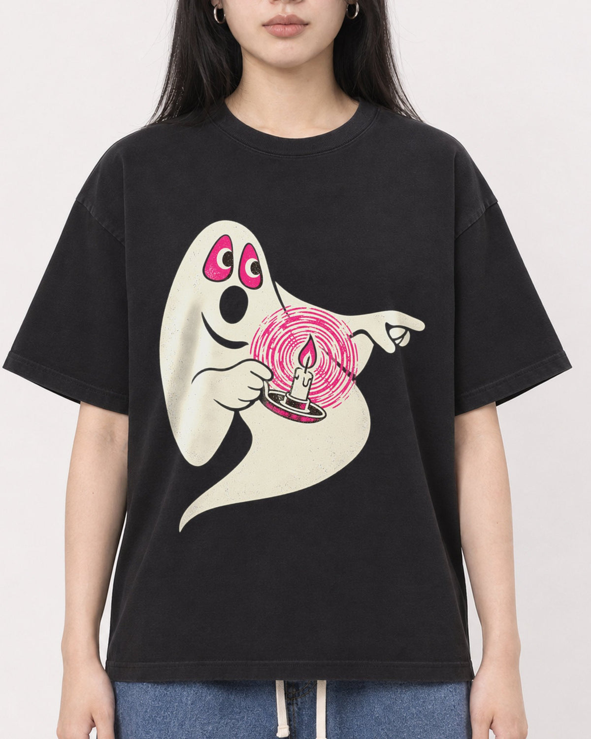 Mockup Boxy Heavyweight Tee Black female close-up 01