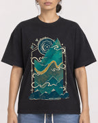 Mockup Boxy Heavyweight Tee Black female close-up 17