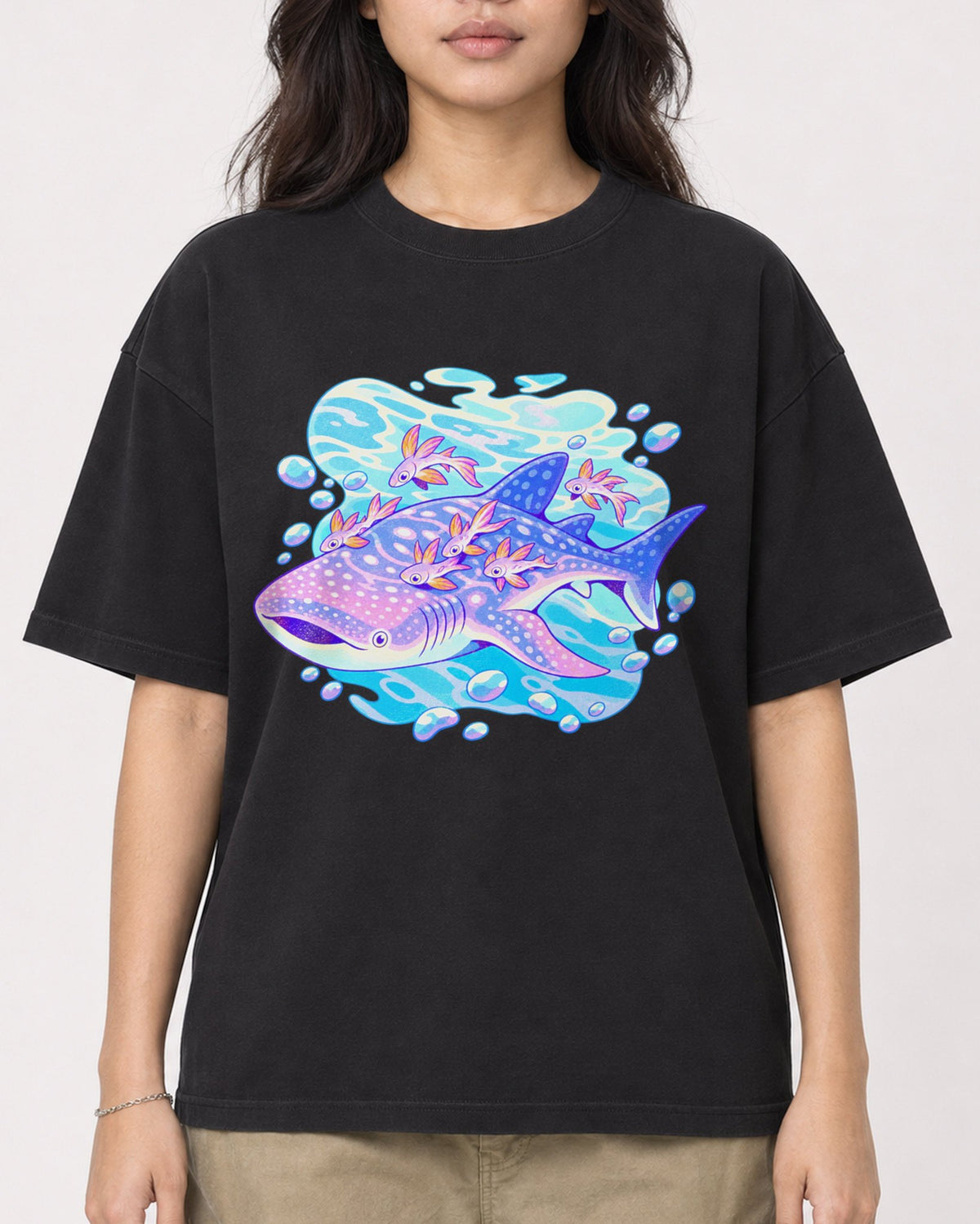 Mockup Boxy Heavyweight Tee Black female close-up 02