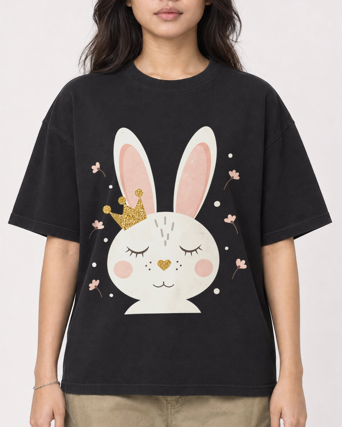 Mockup Boxy Heavyweight Tee Black female close-up 02