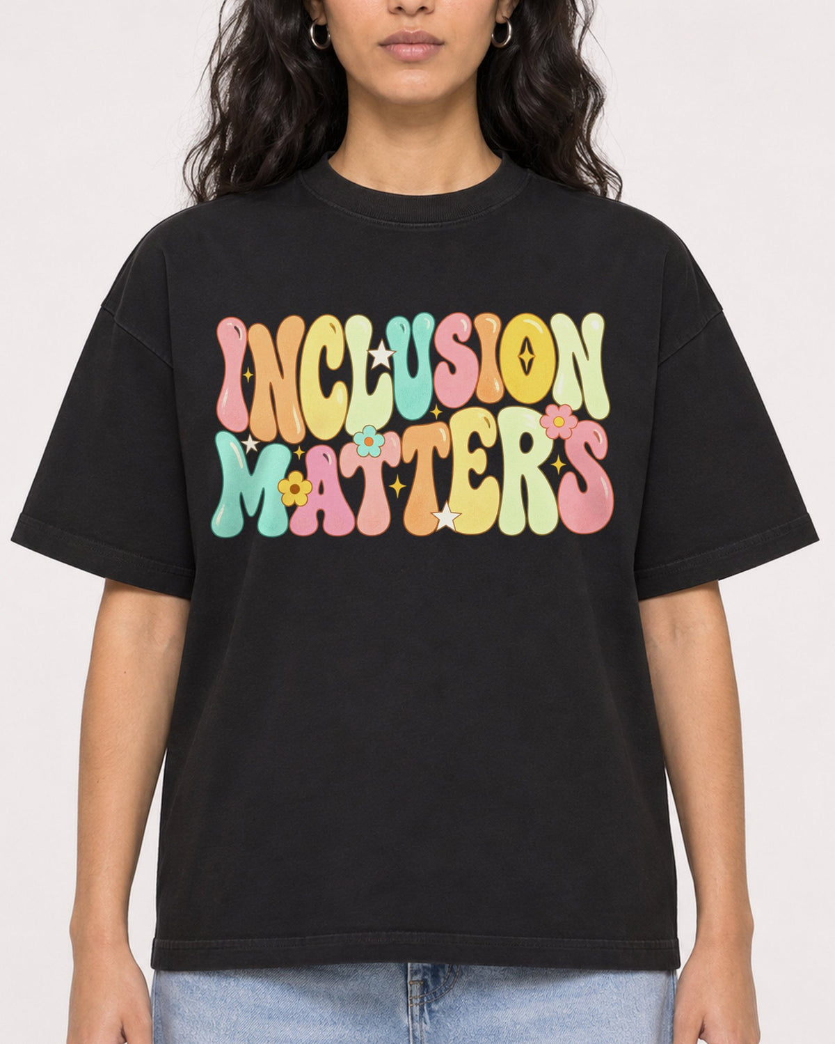 Mockup Boxy Heavyweight Tee Black female close-up 07