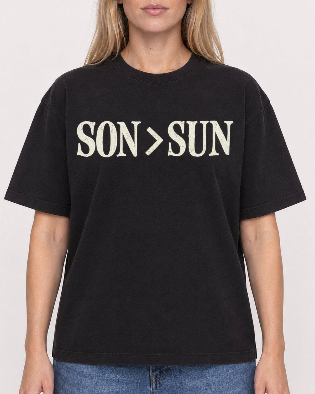 Mockup Boxy Heavyweight Tee Black female close-up 08
