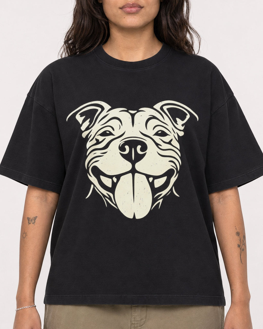 Mockup Boxy Heavyweight Tee Black female close-up 06