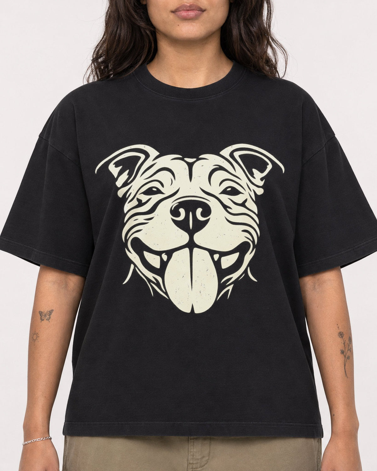 Mockup Boxy Heavyweight Tee Black female close-up 06