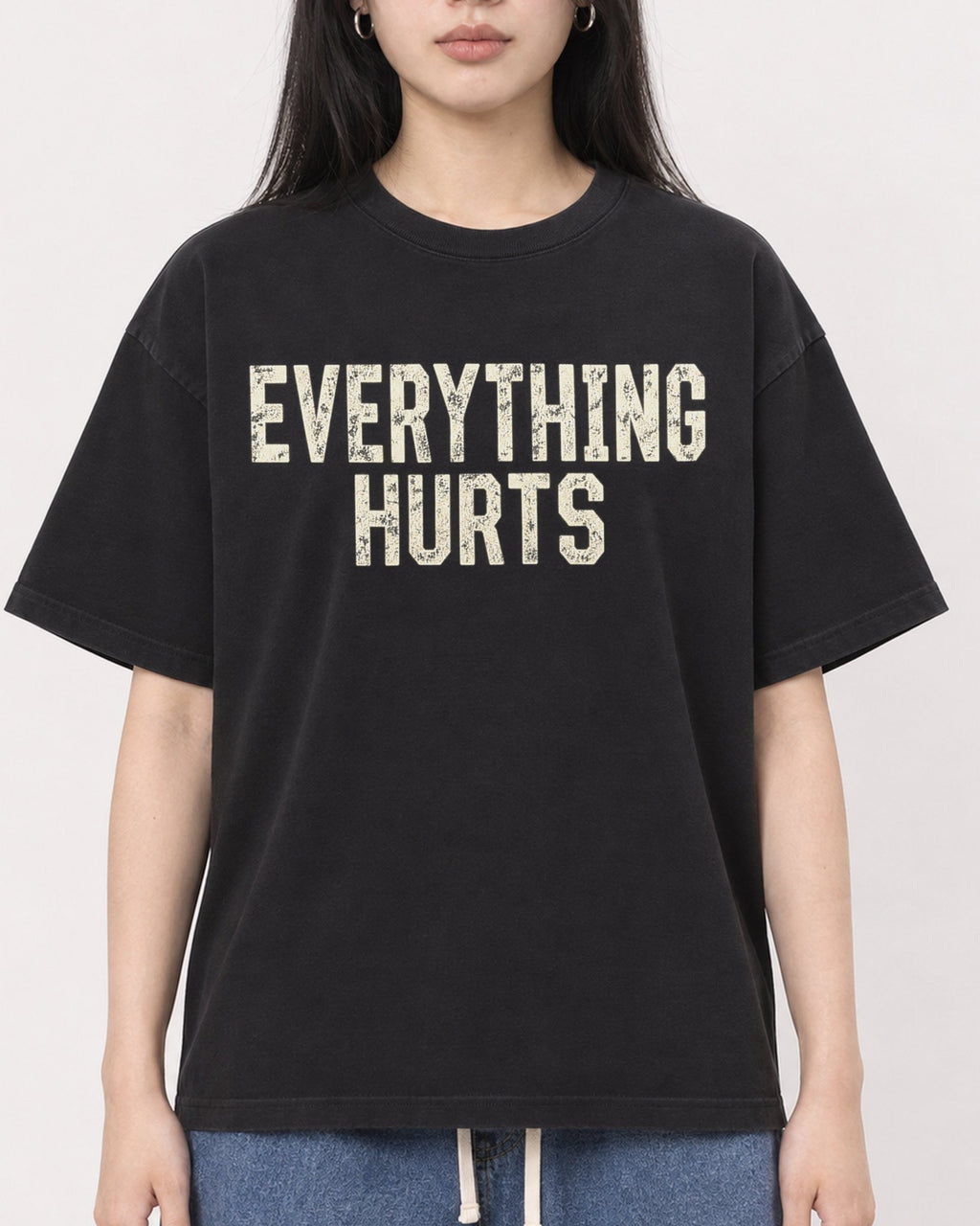 Mockup Boxy Heavyweight Tee Black female close-up 01