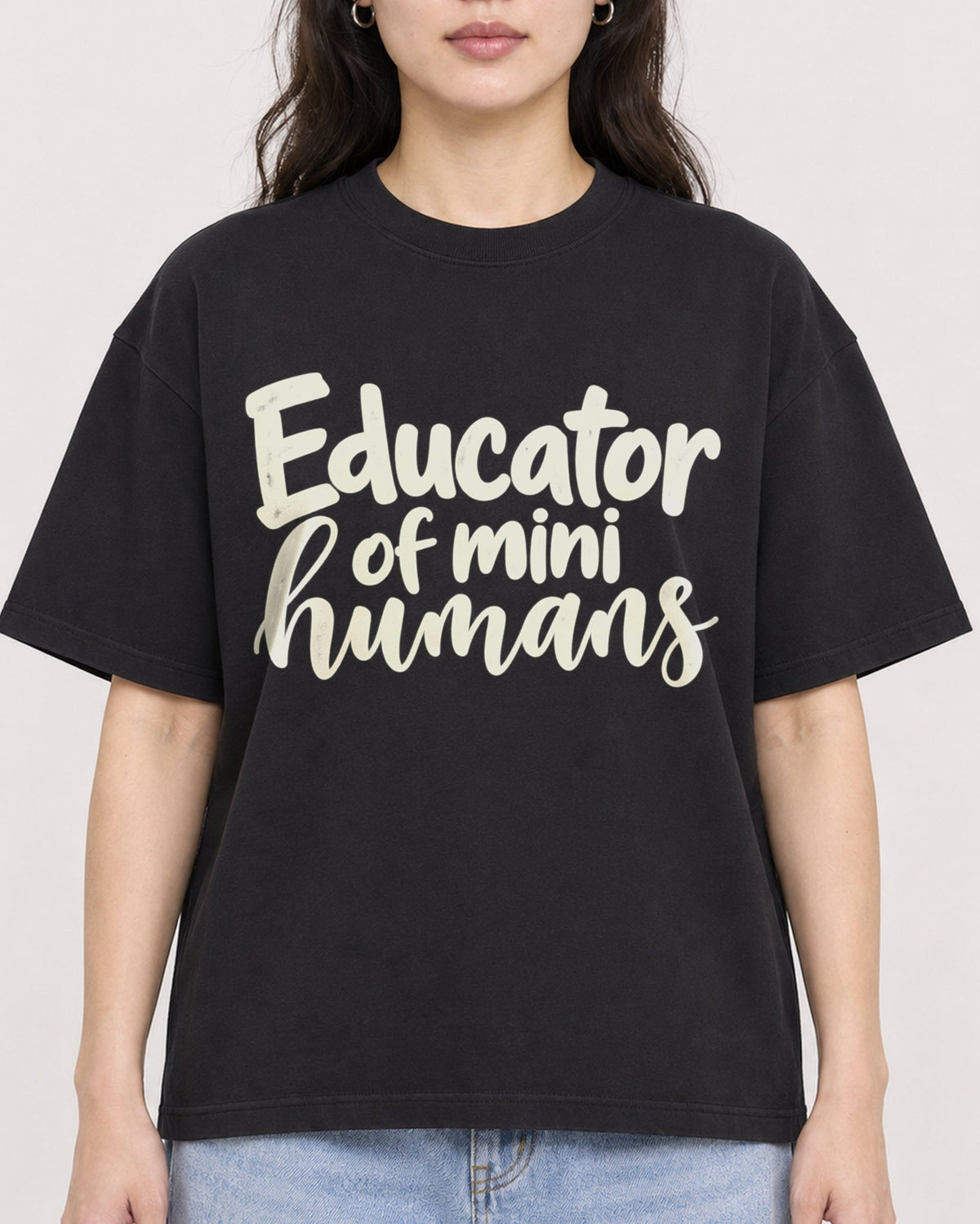 Mockup Boxy Heavyweight Tee Black female close-up 03
