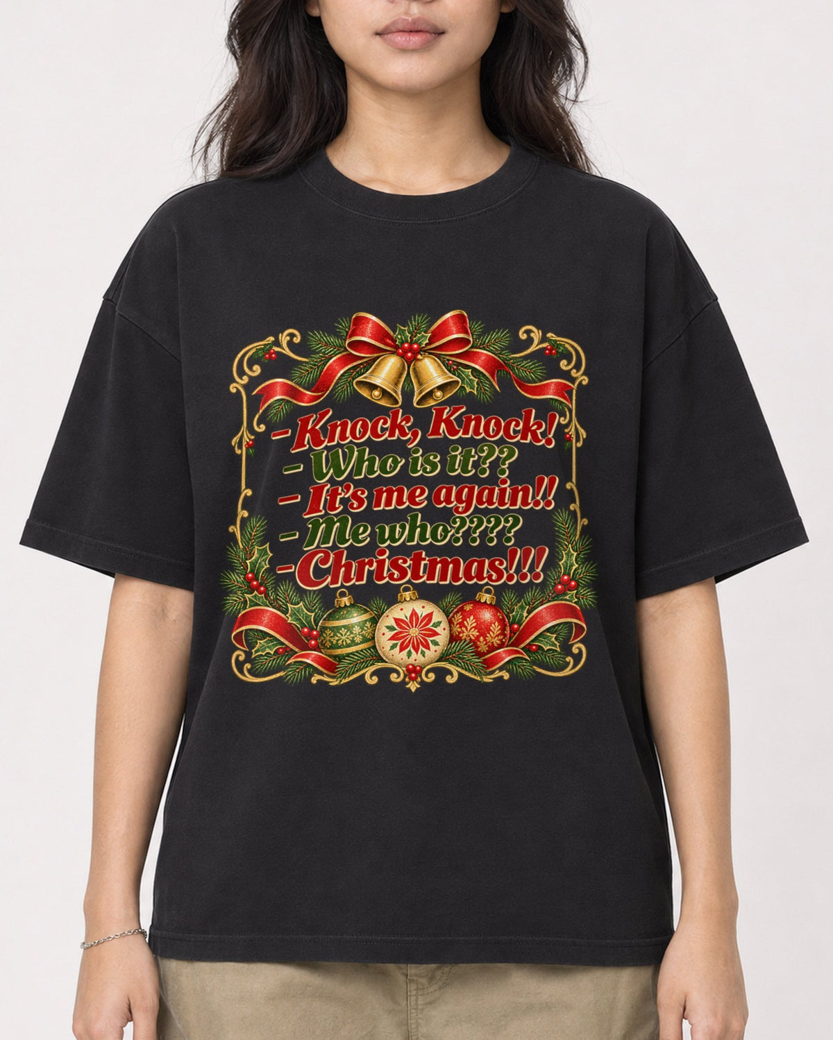 Mockup Boxy Heavyweight Tee Black female close-up 02