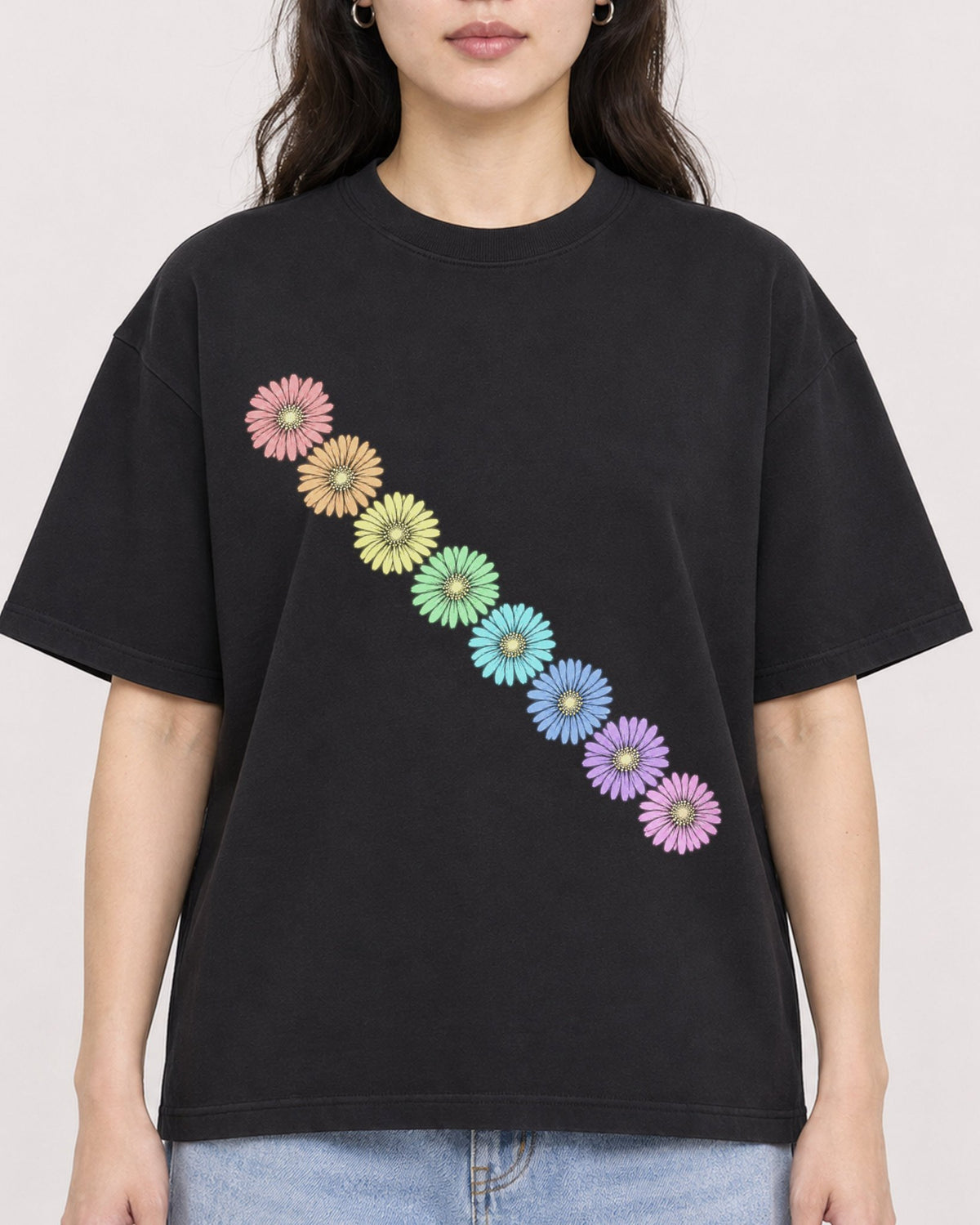 Mockup Boxy Heavyweight Tee Black female close-up 03